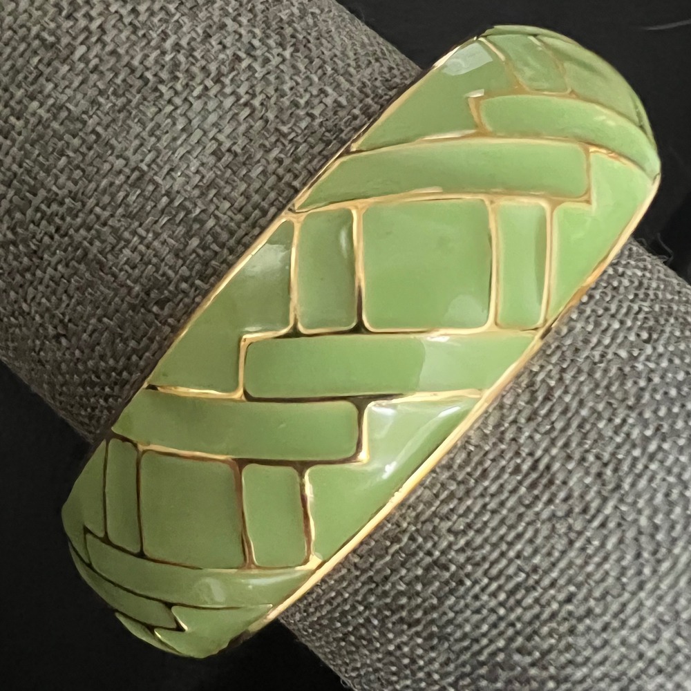 Vintage Green Enamel Gold Tone Hinged Clamper Bangle Bracelet 6.75